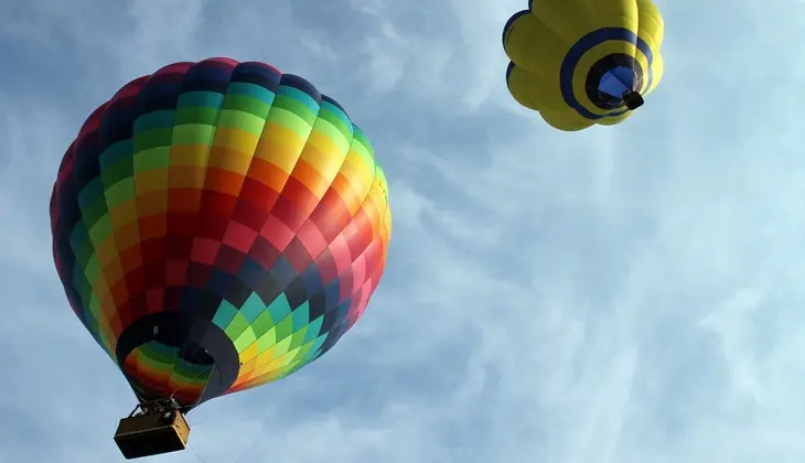 Mongolfiera in volo al tramonto sopra la Sicilia