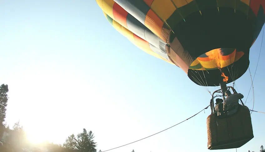 Mongolfiera vincolata in volo durante evento aziendale in Sicilia